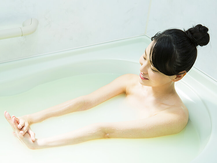 入浴時にリラックスしている女性イメージ