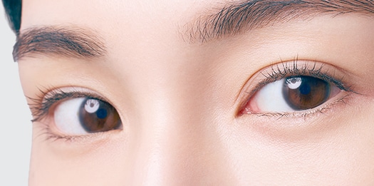 立体感のある上向きまつげの女性の画像