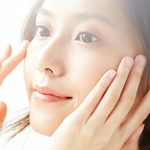 スキンケアする女性の画像