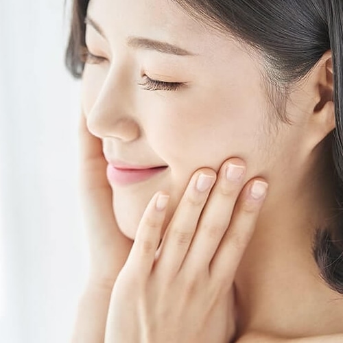スキンケアする女性の画像