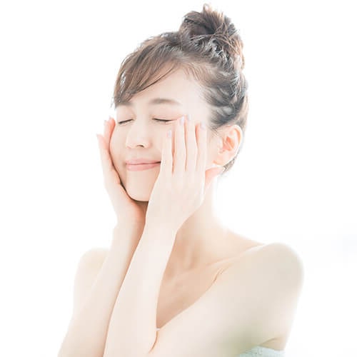 スキンケアする女性の画像