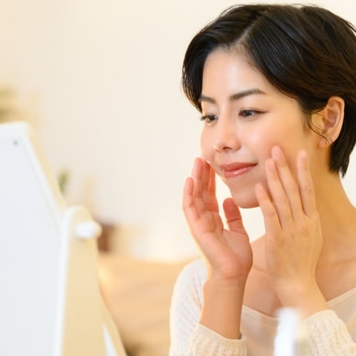 スキンケアする女性の画像