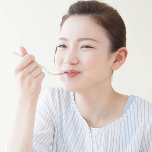 スキンケアする女性の画像