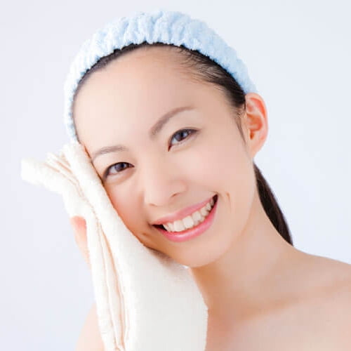 スキンケアする女性の画像