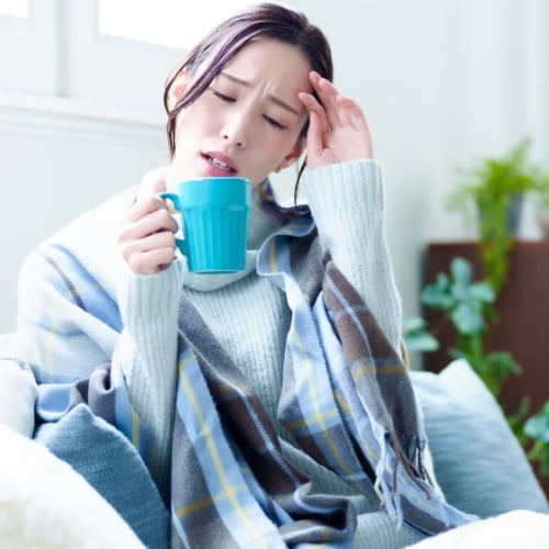 スキンケアする女性の画像