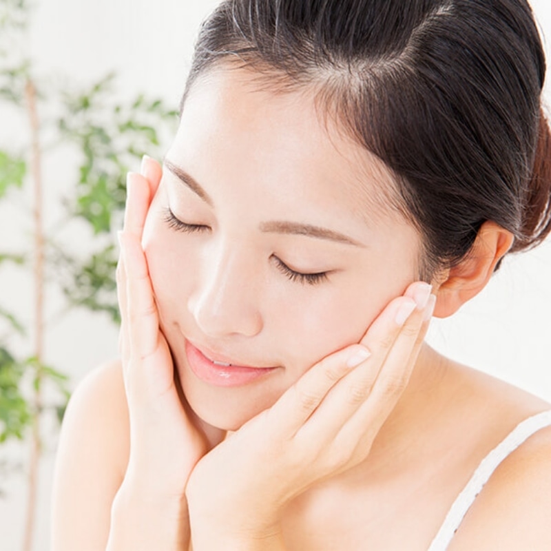 スキンケアする女性の画像