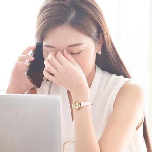 PCを見ている女性の画像